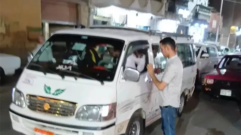 محافظ أسوان: ضبط 35 ميكروباص مخالفاً وتكثيف حملات السيرفيس لإعادة الانضباط 