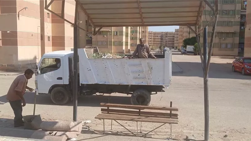 حي فيصل بالسويس يواصل حملات النظافة وتطهير الصرف الصحي بمنطقة الفيروز