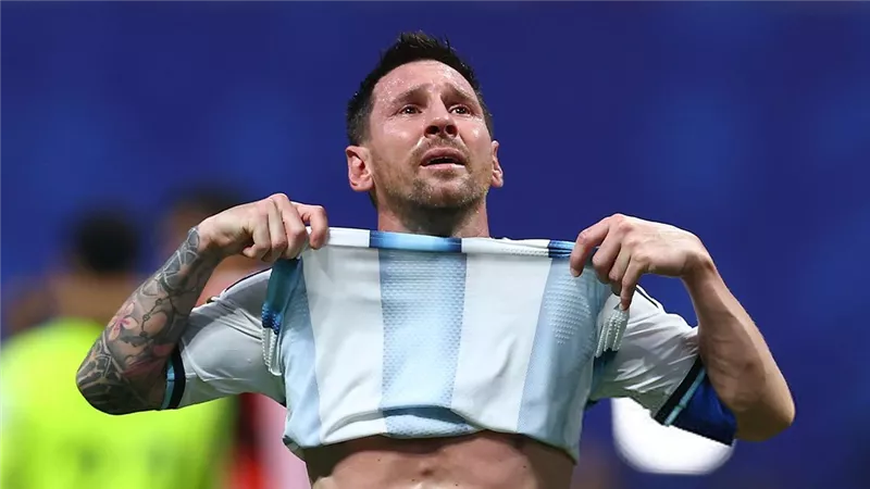 ميسي ينهار في البكاء بعد قيادة الأرجنتين للفوز على مصر بكأس العالم
