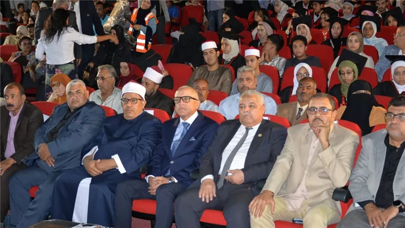 محافظ الأقصر يكرم 30 من أوائل الإعدادية ويحتفي بفائزي مسابقة الرسم الدولية