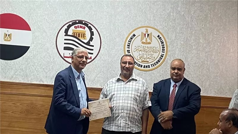 وكيل وزارة التربية والتعليم بقنا يكرّم القيادات التعليمية تقديرًا لجهودهم 