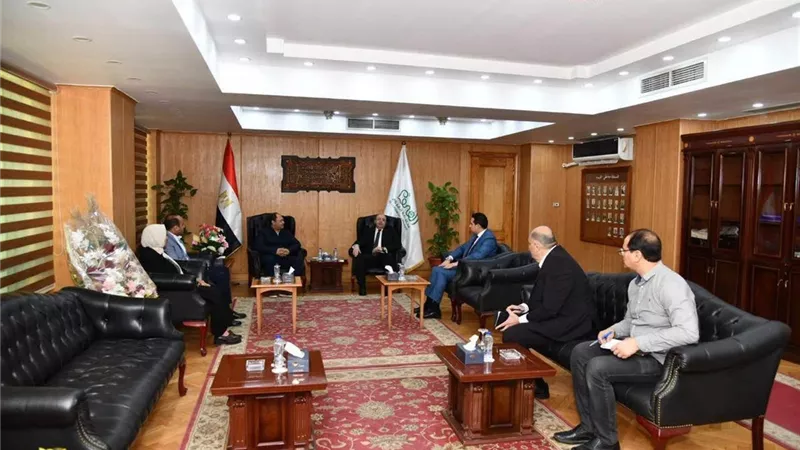 رئيس تنمية الصعيد يبحث التعاون مع محافظ الفيوم ويتفقد مجمع ديسيا