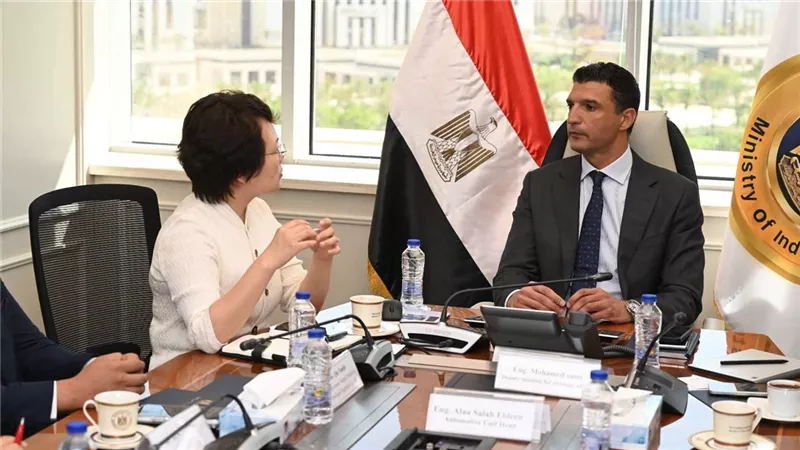 وزير الصناعة يبحث إنشاء مجمع صيني لصناعة السيارات باستثمارات 20 مليون دولار