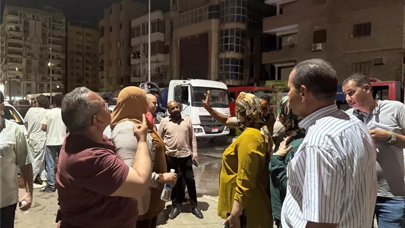 محافظ سوهاج يشرف ميدانياً على إخماد حريق برج معهد الاتصالات ويوجه بدعم المتضرر