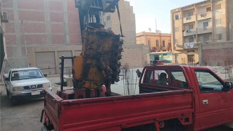 حي السويس يرفع الإشغالات ومخلفات السفن بشارع ألفي خلف جامع النقادي