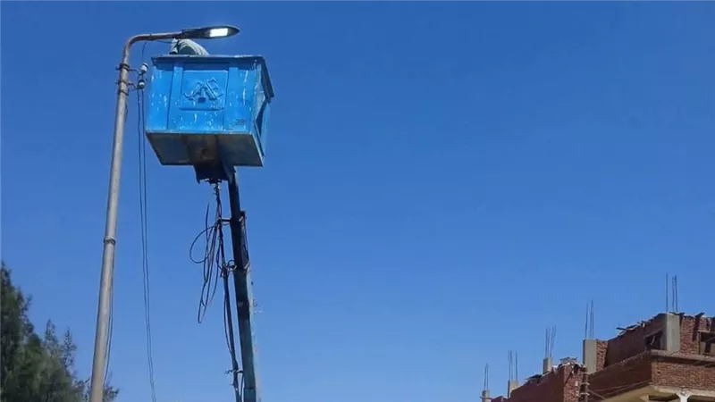 صيانة ورفع كفاءة أعمدة الإنارة بشارع قرية شندورة في حي الجناين بالسويس