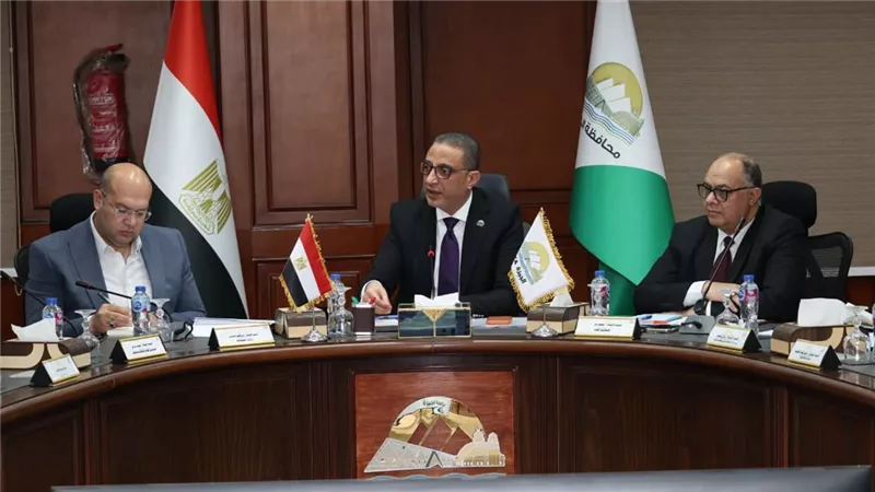 محافظ الجيزة يناقش احتياجات منشأة القناطر وأوسيم والوراق مع النواب والشيوخ