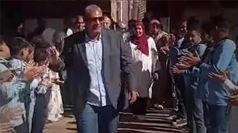 رحت أكرمهم.. كرموني.. موجه عام التربية الرياضية بالأقصر يفاجأ بممر شرفي 