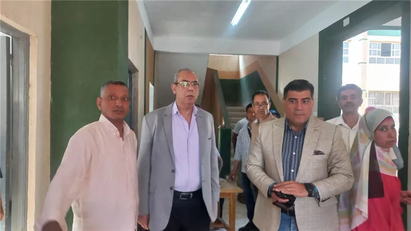 مدير تعليم القليوبية يتابع انتظام امتحانات الثانوية العامة بلجان كفر شكر