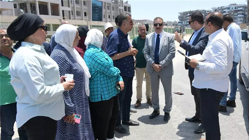 محافظ بورسعيد يتفقد أعمال الحفر وطبقة الأساس بشارع غرب استاد النادي المصري