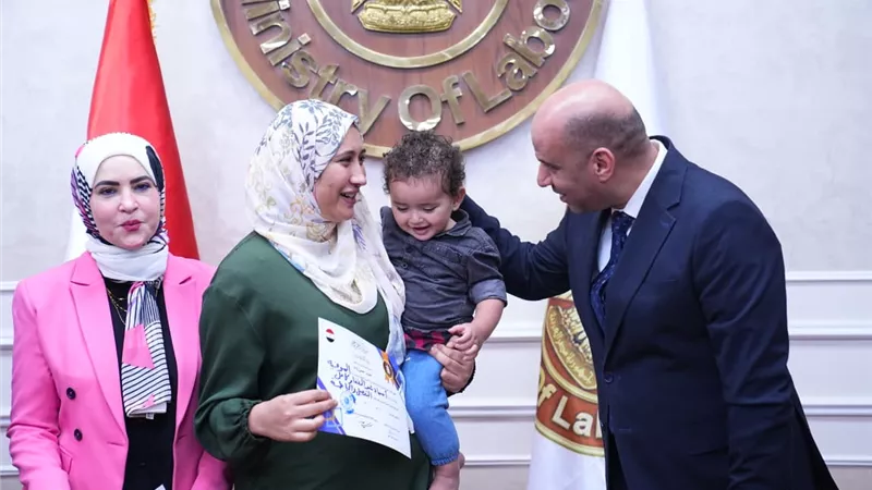 وزير العمل يسلم ماكينات خياطة للمعيلات بالمنوفية وأسيوط لتمكينهن اقتصاديًا