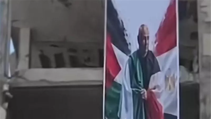 أهالي فلسطين يرفعون صورة حسام حسن فوق الأنقاض في مشهد مؤثر