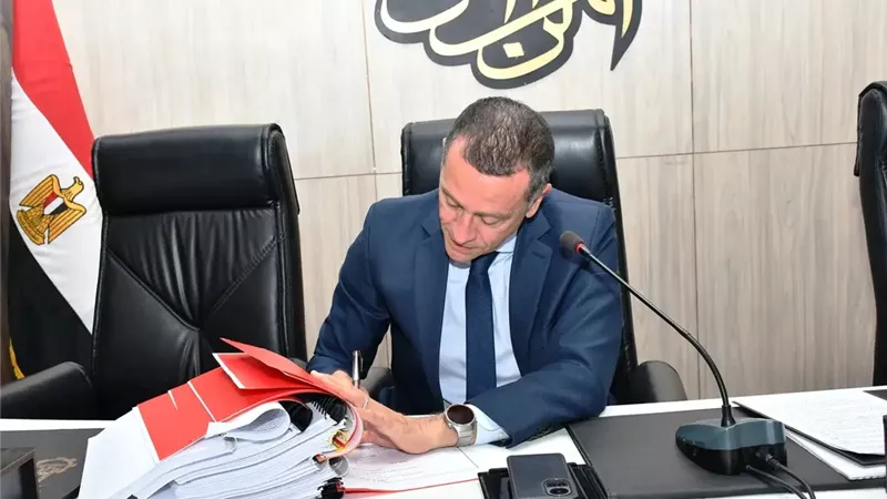 محافظ أسوان يعتمد خطتي التعبئة والأزمات ويؤكد جاهزية الحفاظ على الأمن