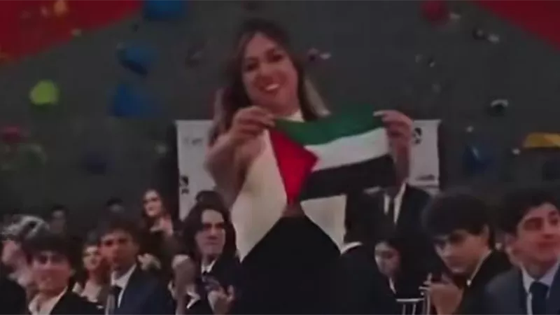 ابنة الرئيس الكولومبي ترفع علم فلسطين خلال حفل تخرجها بمدرسة ليسيه فرانسيه