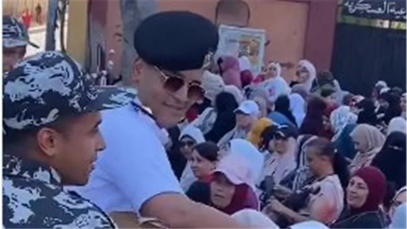 في عز الحر وقلق الامتحانات.. ضابط شرطة يتحول لحديث السوشيال بلفتة إنسانية