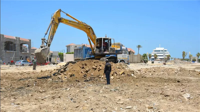إنشاء ساحة انتظار سيارات ومنطقة لاند سكيب وأماكن جلوس بأرض النجيلة ببورسعيد