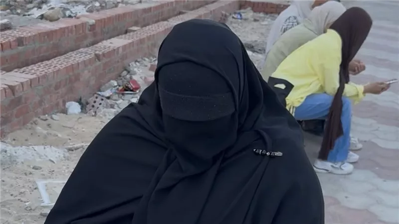 بالدعاء وتلاوة القرآن.. أولياء أمور طلاب الثانوية العامة بالإسماعيلية يواجهون 