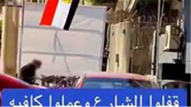 أعاق حركة المارة.. ضبط صاحب مقهي لقيامه بإفتراش الرصيف بالكراسي بالجيزة 