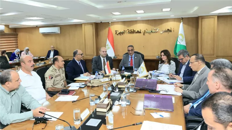 محافظ الجيزة يوجه برصد شكاوى المواطنين المتداولة عبر مواقع التواصل والتعامل الفوري معها