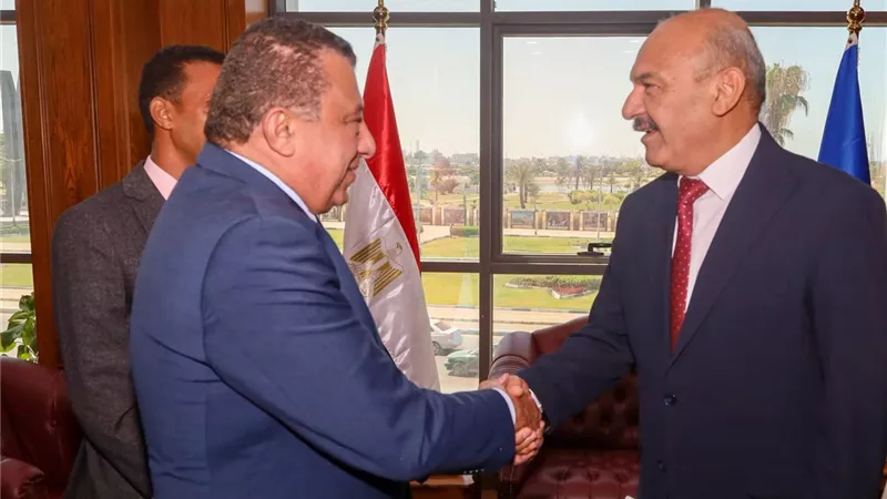 محافظ السويس يدعم المشروعات الخضراء الذكية ويؤكد أهمية الابتكار لتحقيق التنمية
