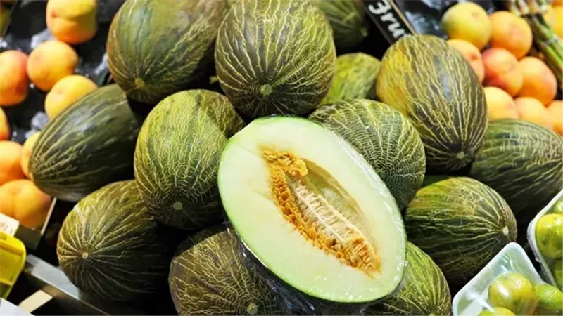 هل يجب أن نطرق على الشمام؟.. أخطاء تمارسيها عند شراء الفاكهة الصيفية الشهيرة
