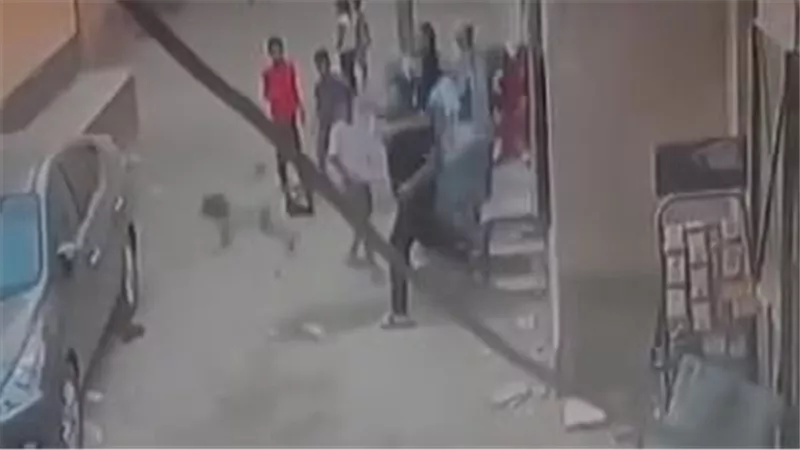 بعد القبض على الأب.. أول تعليق من شقيقته بشأن واقعة إلقاء طفله في البدرشين