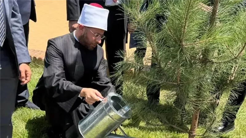 وزير الأوقاف يزور مرقد الإمام الحكيم الترمذي بأوزبكستان