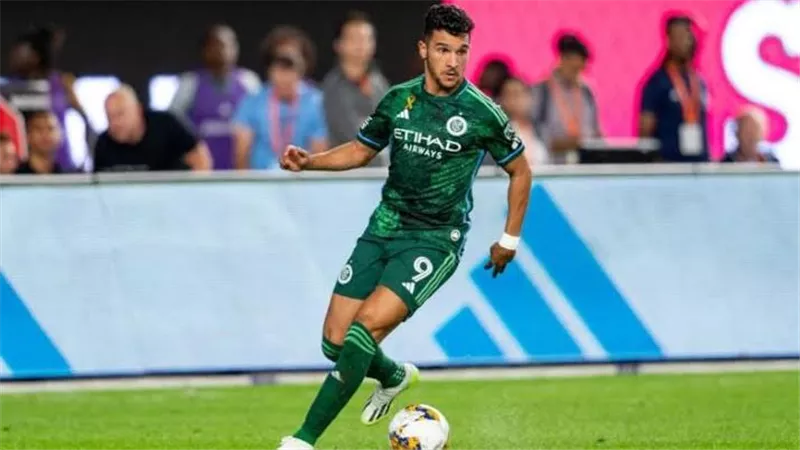 المدير الرياضي لدينامو زغرب: الأهلي أرسل عرضًا رسميًا لضم بقرار.. ولكن
