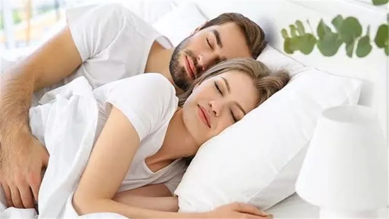 النوم بجوار الشريك.. دراسة تكشف فوائد مفاجئة للصحة النفسية وجودة النوم