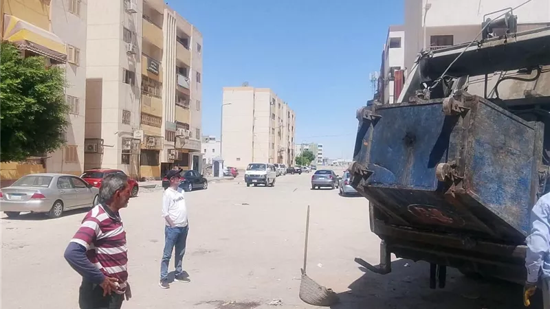 حي عتاقة يواصل حملات النظافة بمدينة النهضة ويتابع انتظام خطوط سير المكبس 