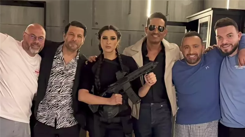 ياسمين عبدالعزيز تنشر صورة جديدة من كواليس فيلم خلي بالك من نفسك