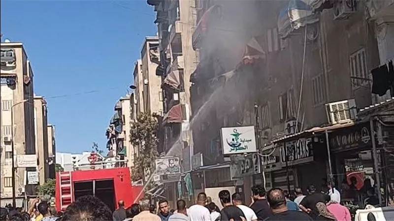 النيابة تحقق في حريق مخزن امتد لشقة سكنية بوسط القاهرة