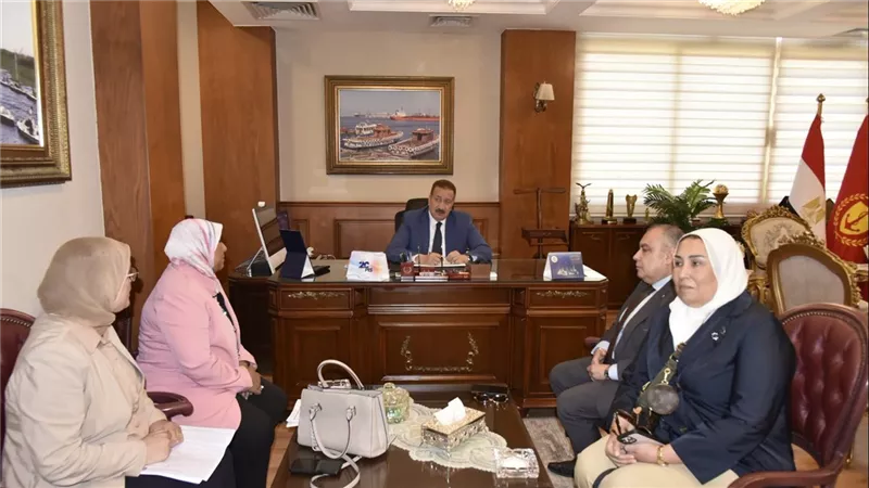  محافظ بورسعيد يبحث خطة تطوير وتشغيل وحدة الغسيل الكلوي بمستشفى آل سليمان