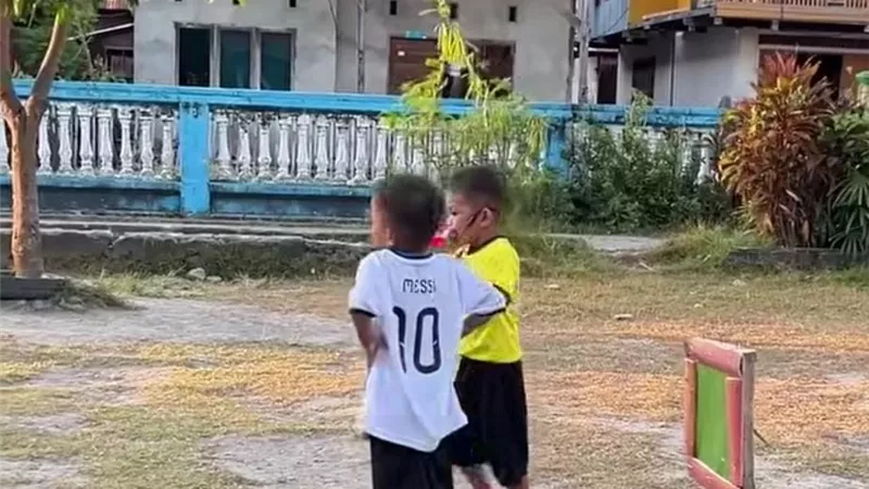 أطفال يقلدون حكم مباراة مصر والأرجنتين ويشعلون التفاعل على السوشيال ميديا