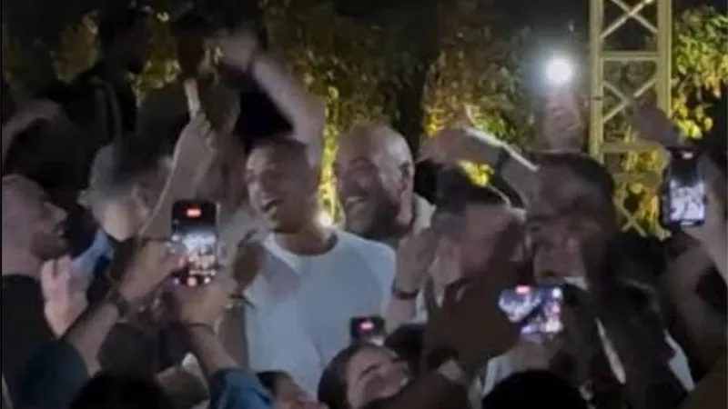 رامي ربيعة ولاعبو منتخب مصر يحتفلون بالساحل الشمالي وسط تفاعل الجماهير