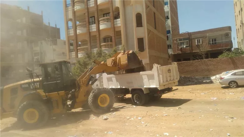 حي السويس يواصل حملات إزالة الإشغالات ويؤكد: الرصيف حق أصيل للمواطن