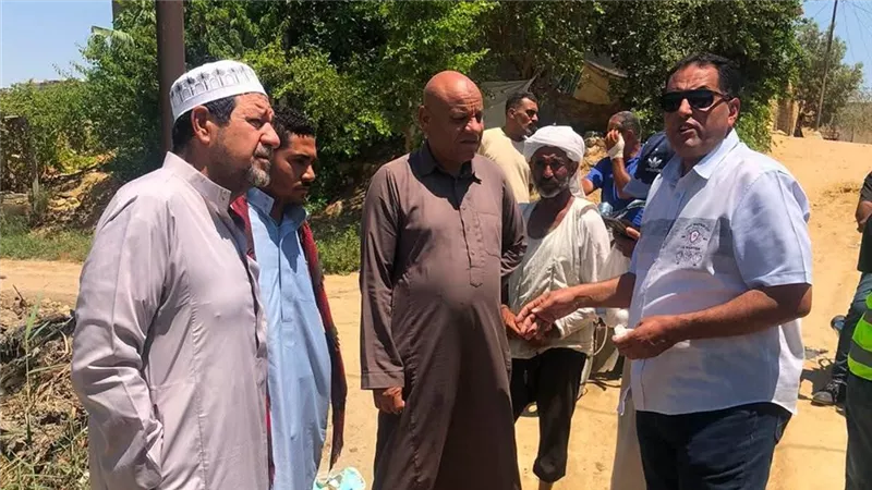 رئيس حي الجناين بالسويس يتفقد عزبة السني بكبريت ويوجه بسرعة الاستجابة للشكاوي
