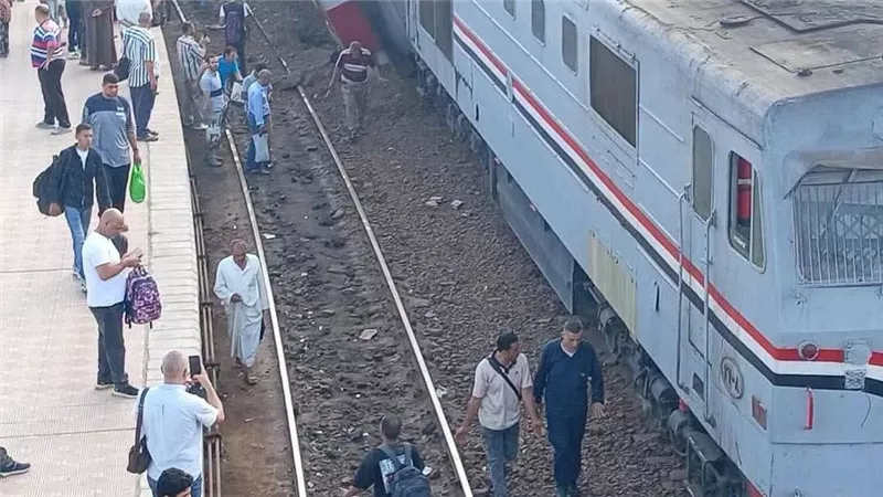 فرق الطوارئ تتحرك لرفع عربة قطار طنطا لإعادة مسار حركة القطارات بالغربية