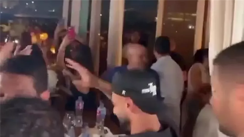 رمضان صبحي يظهر في احتفالات منتخب مصر بالعلمين بعد إنجاز المونديال (فيديو)
