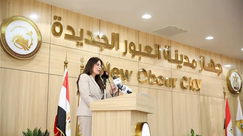 وزيرة الإسكان تسلم عقود توفيق أوضاع أراضي العبور الجديدة والشروق للمواطنين