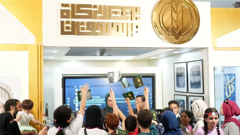 بيت الزكاة يوزع مصاحف وهدايا للأطفال بجناح الأزهر بمعرض مكتبة الإسكندرية