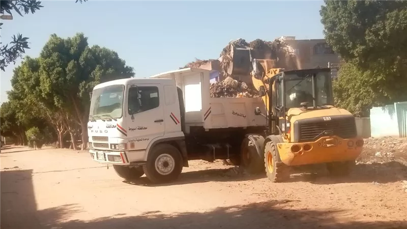 محافظ أسيوط: رفع نواتج تطهير الترع والمصارف بالبداري للحفاظ على البيئة