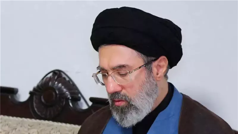 مجتبى خامنئي عن العقوبات الأمريكية: سنعتمد على الإنتاج المحلي والإنفاق الرشيد