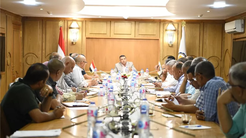 محافظ قنا يناقش الخطة الاستثمارية للعام المالي 2026/2027 ويوجه بسرعة طرح المشروعات