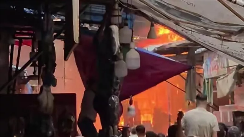 حريق هائل يلتهم السوق الفلكي بسبب غلاية مياه وخسائر بالمحال التجارية