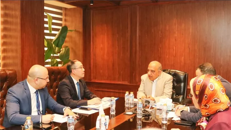 وزير الكهرباء يبحث مع شركة صينية تطوير الشبكة وزيادة استيعاب الطاقة المتجددة 