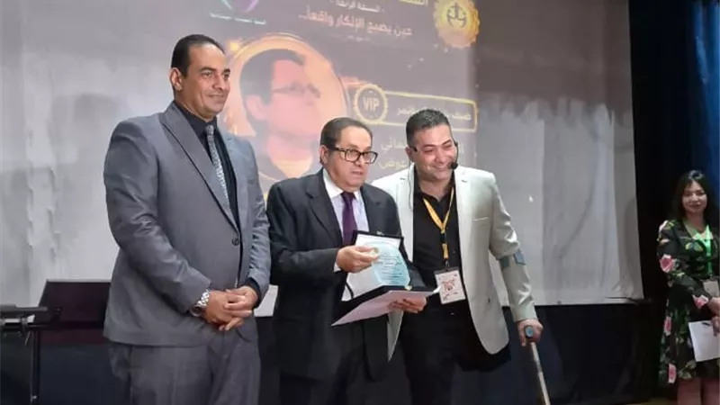 مكتبة مصر الجديدة تكرم المخرج عادل عوض احتفاءً بفيلم العقرب