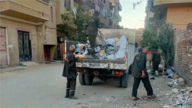 رئاسة مدينة إسنا ترد على شكاوى تراكم القمامة أمام المدارس: رفع المخلفات يوميًا