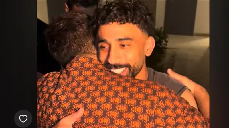 بالفيديو.. تامر حسني يزور المنتخب وحضن خاص لمروان عطية يشعل هتاف الجمهور