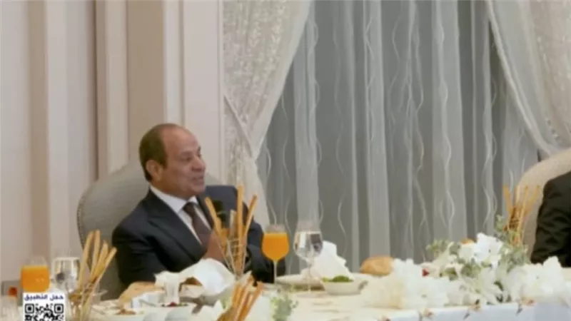 الرئيس السيسي يستمع إلى لاعبي المنتخب: كل واحد يقول أحاسيسه في الماتشات